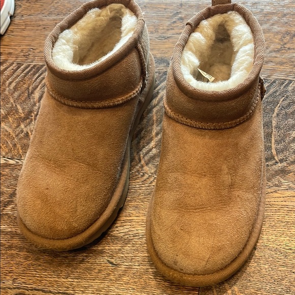 UGG Tan Shearling Boots - Picture 1 of 5